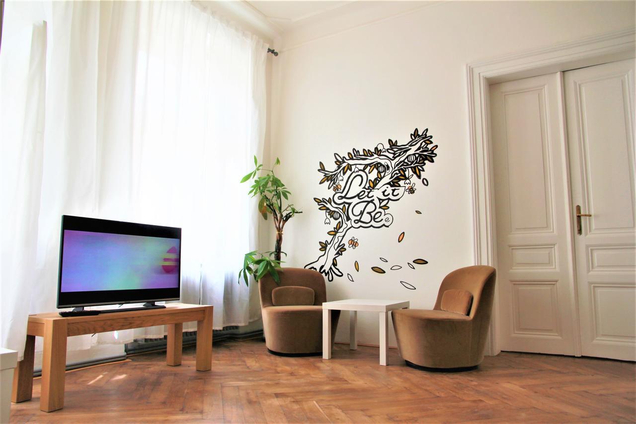 Hostel The Republic Garden Prag Exterior foto